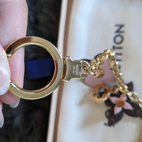 Louis Vuitton Flower Bag Charm. - Picture 3 of 13